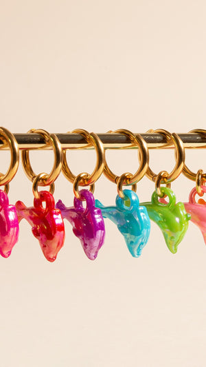 Pendientes de aro con colgantes de colores en forma de delfin