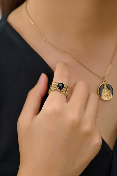 Anillo de acero inoxidable dorado con piedra mineral ónix de color negro