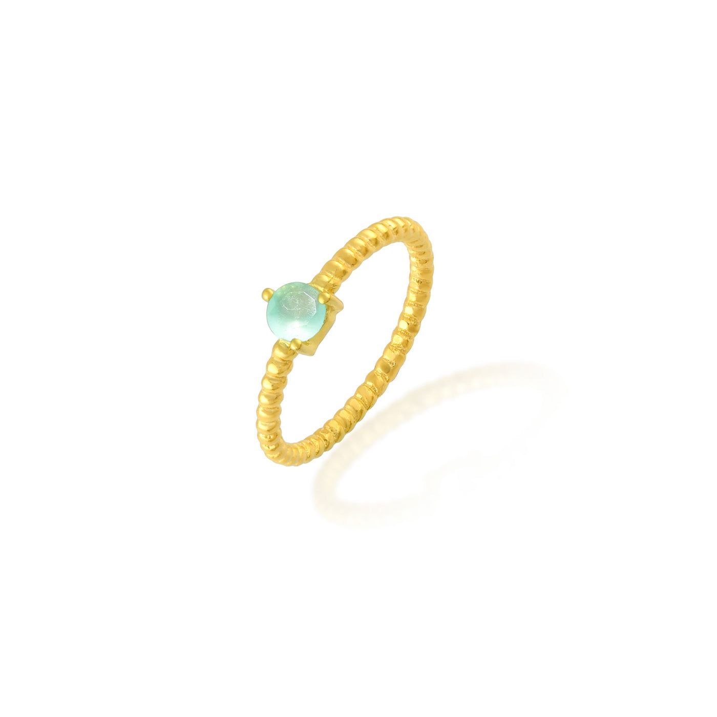 Anillo fino con bolitas de bronce chapado en oro de 18K con piedra mineral calcedonia 