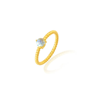 Anillo fino con bolitas de bronce chapado en oro de 18K con piedra mineral piedraluna