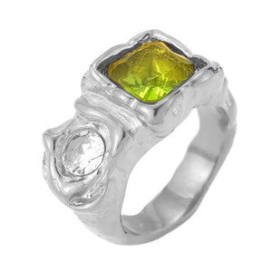 Anillo tipo orgánico amartillado en forma de sello cuadrado de acero inoxidable plateado con circonitas de color blanco y verde oliva