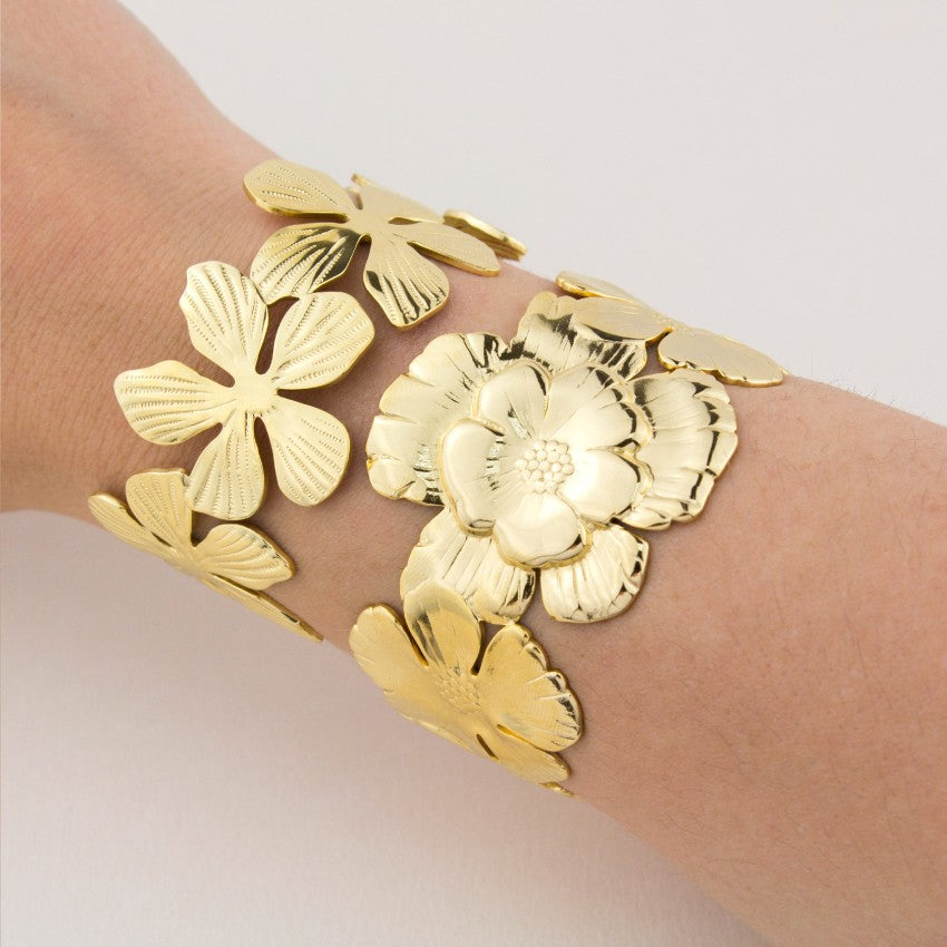 Brazalete rígido de acero inoxidable de estilo floral chapado en oro 