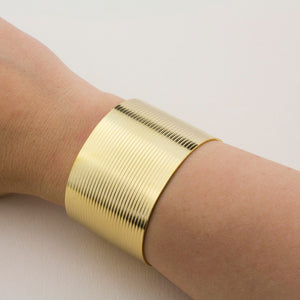 Brazalete rígido de acero inoxidable dorado de estilo minimalista