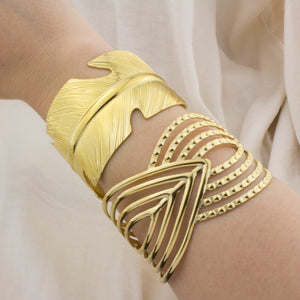 Brazalete rígido pluma de acero inoxidable dorado 