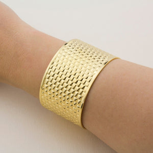 Brazalete rígido de acero inoxidable dorado con diseño de cuadrados 
