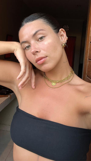 collar dorado con colgante sol
