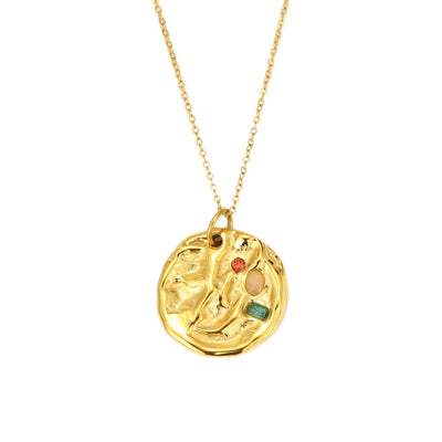 Collar medalla en forma orgánica de acero inoxidable dorado con piedras circonitas de colores