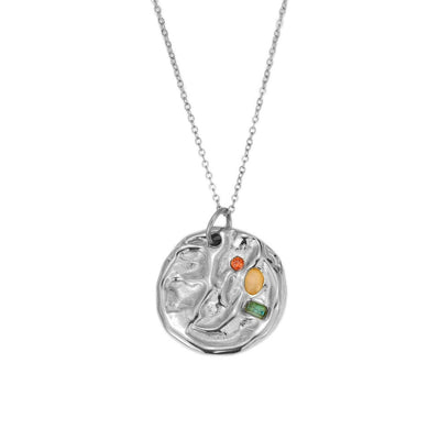 Collar medalla en forma orgánica de acero inoxidable plateado con piedras circonitas de colores