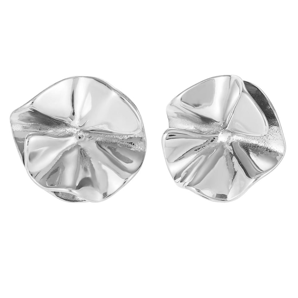 Pendientes de tamaño mediano-grande de color plateado perfectos para llevar día a día y, también, para eventos especiales como bodas.