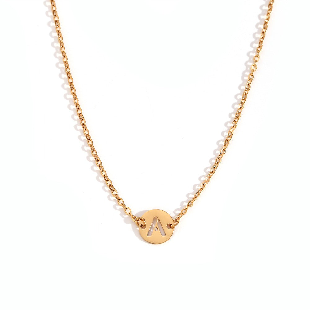 Collar de acero inoxidable dorado  con una medalla pequeña redonda calada en forma de inicial A y cadena forzada