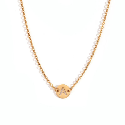 Collar de acero inoxidable dorado  con una medalla pequeña redonda calada en forma de inicial A y cadena forzada