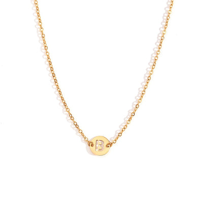Collar de acero inoxidable dorado  con una medalla pequeña redonda calada en forma de inicial B y cadena forzada