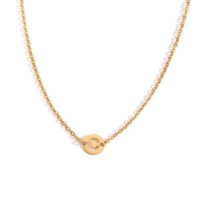 Collar de acero inoxidable dorado  con una medalla pequeña redonda calada en forma de inicial C y cadena forzada