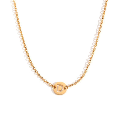Collar de acero inoxidable dorado  con una medalla pequeña redonda calada en forma de inicial D y cadena forzada