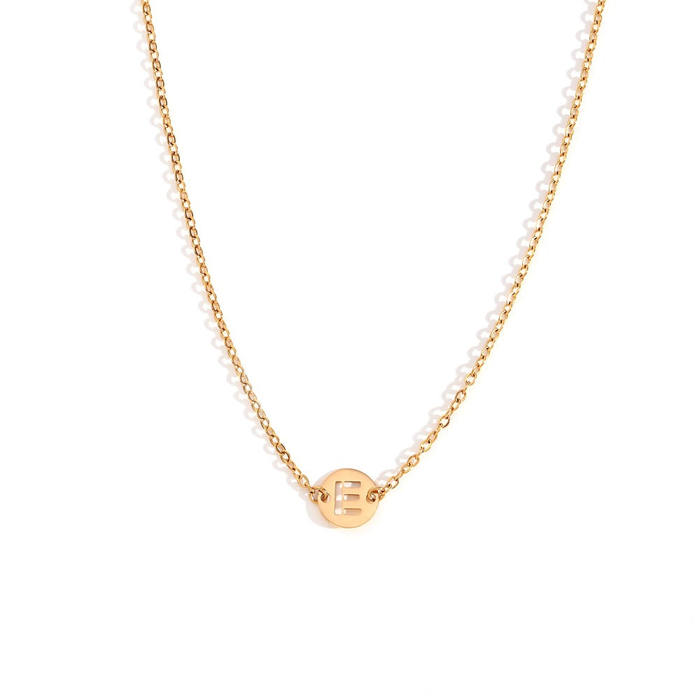 Collar de acero inoxidable dorado  con una medalla pequeña redonda calada en forma de inicial E y cadena forzada