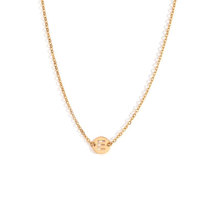 Collar de acero inoxidable dorado  con una medalla pequeña redonda calada en forma de inicial E y cadena forzada