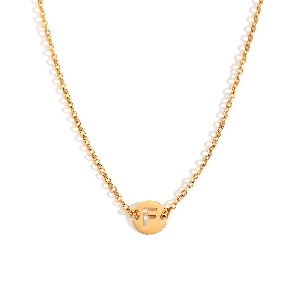 Collar de acero inoxidable dorado  con una medalla pequeña redonda calada en forma de inicial F y cadena forzada