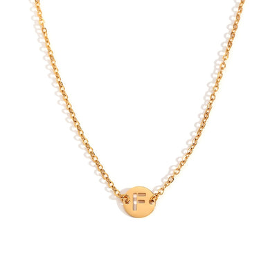 Collar de acero inoxidable dorado  con una medalla pequeña redonda calada en forma de inicial F y cadena forzada