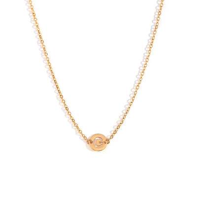 Collar de acero inoxidable dorado  con una medalla pequeña redonda calada en forma de inicial G y cadena forzada