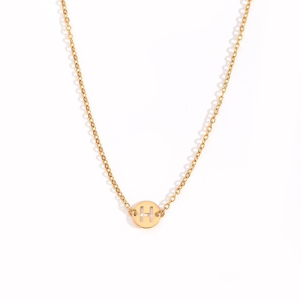 Collar de acero inoxidable dorado  con una medalla pequeña redonda calada en forma de inicial H y cadena forzada