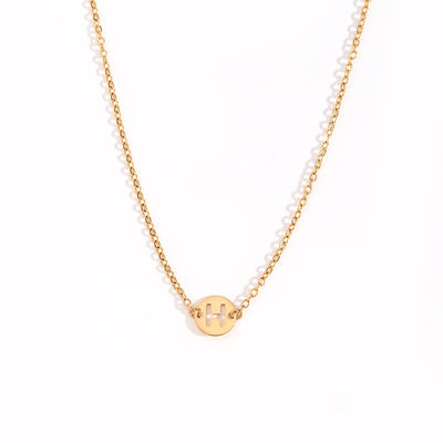 Collar de acero inoxidable dorado  con una medalla pequeña redonda calada en forma de inicial H y cadena forzada