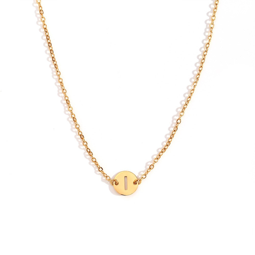 Collar de acero inoxidable dorado  con una medalla pequeña redonda calada en forma de inicial I y cadena forzada