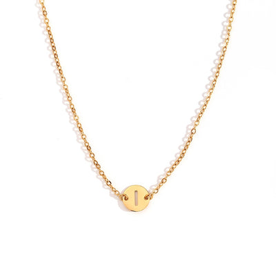 Collar de acero inoxidable dorado  con una medalla pequeña redonda calada en forma de inicial I y cadena forzada
