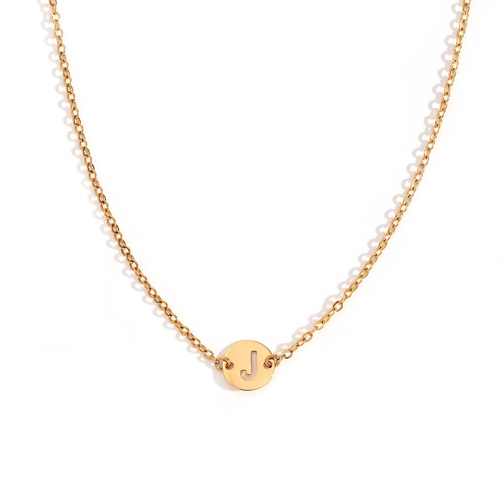 Collar de acero inoxidable dorado  con una medalla pequeña redonda calada en forma de inicial J y cadena forzada