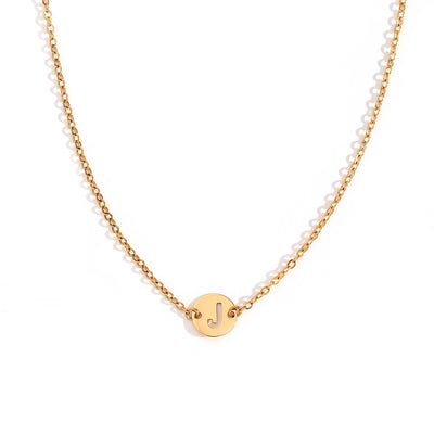 Collar de acero inoxidable dorado  con una medalla pequeña redonda calada en forma de inicial J y cadena forzada