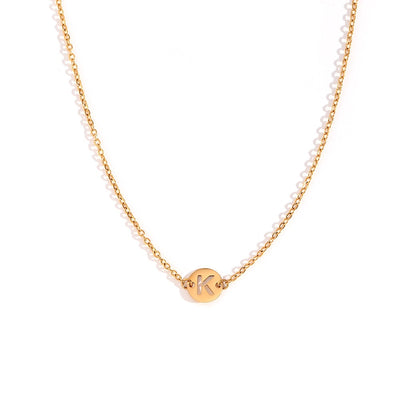 Collar de acero inoxidable dorado  con una medalla pequeña redonda calada en forma de inicial K y cadena forzada