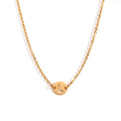 Collar de acero inoxidable dorado  con una medalla pequeña redonda calada en forma de inicial L y cadena forzada