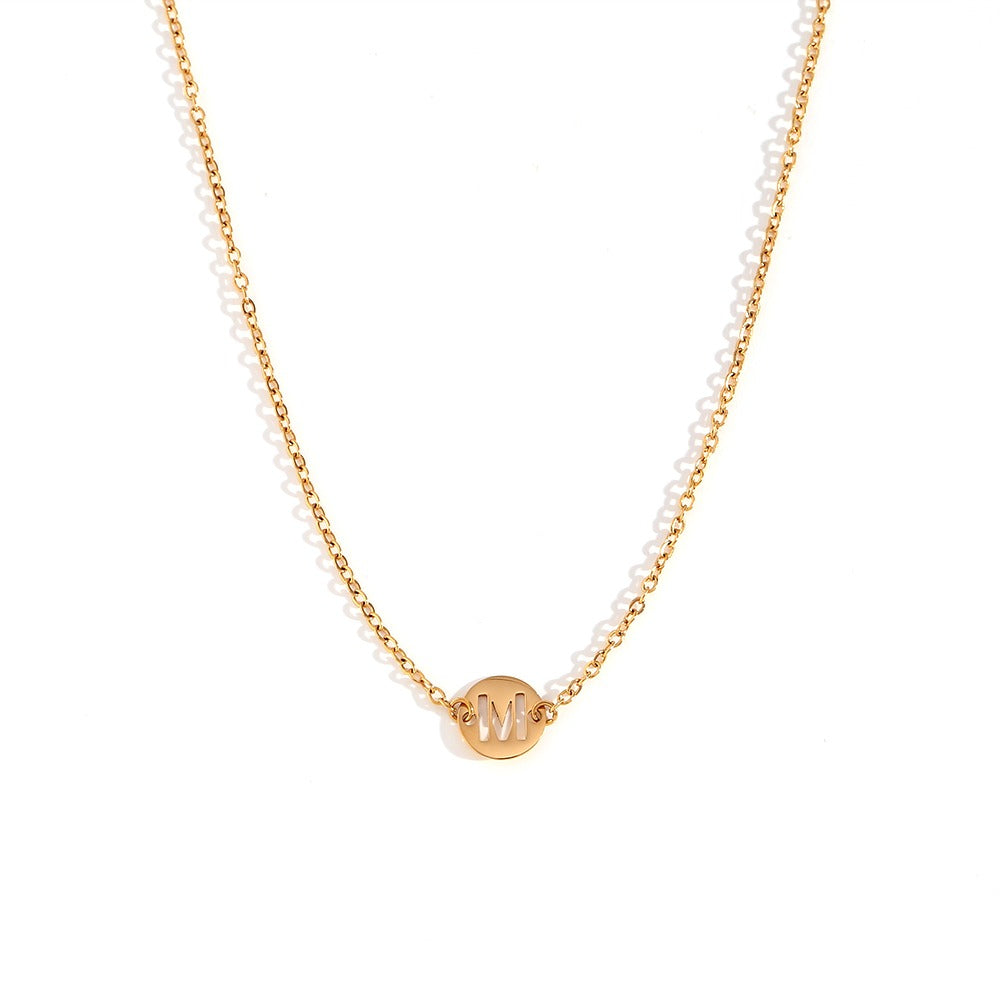 Collar de acero inoxidable dorado  con una medalla pequeña redonda calada en forma de inicial M y cadena forzada