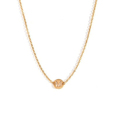 Collar de acero inoxidable dorado  con una medalla pequeña redonda calada en forma de inicial M y cadena forzada