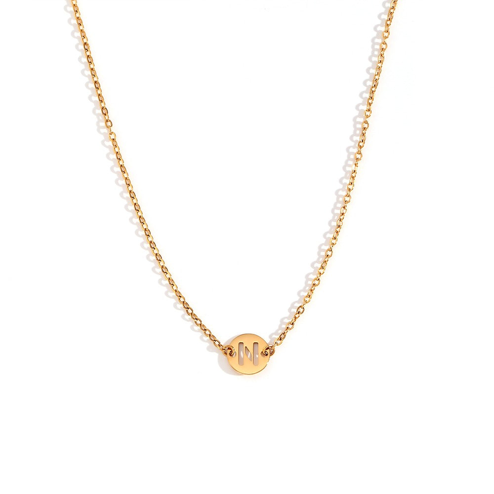Collar de acero inoxidable dorado  con una medalla pequeña redonda calada en forma de inicial N y cadena forzada