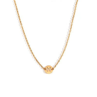 Collar de acero inoxidable dorado  con una medalla pequeña redonda calada en forma de inicial N y cadena forzada