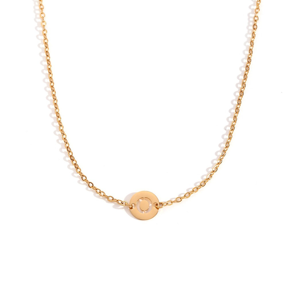 Collar de acero inoxidable dorado  con una medalla pequeña redonda calada en forma de inicial O y cadena forzada