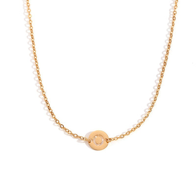 Collar de acero inoxidable dorado  con una medalla pequeña redonda calada en forma de inicial O y cadena forzada