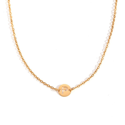 Collar de acero inoxidable dorado  con una medalla pequeña redonda calada en forma de inicial P y cadena forzada