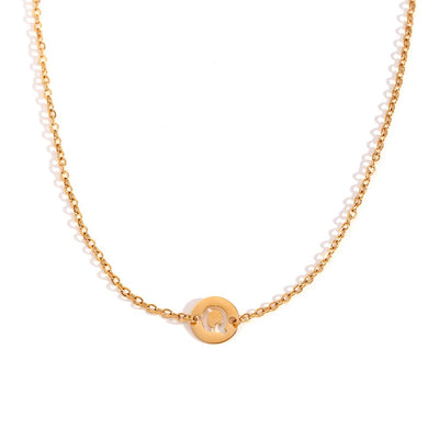 Collar de acero inoxidable dorado  con una medalla pequeña redonda calada en forma de inicial Q y cadena forzada