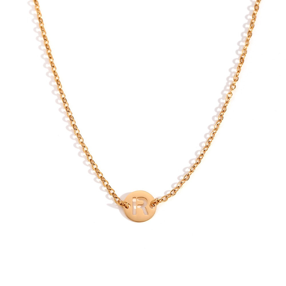 Collar de acero inoxidable dorado  con una medalla pequeña redonda calada en forma de inicial R y cadena forzada