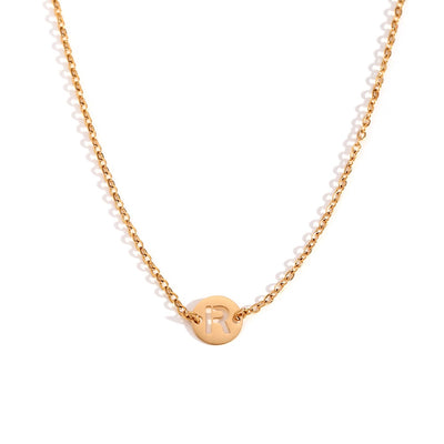 Collar de acero inoxidable dorado  con una medalla pequeña redonda calada en forma de inicial R y cadena forzada