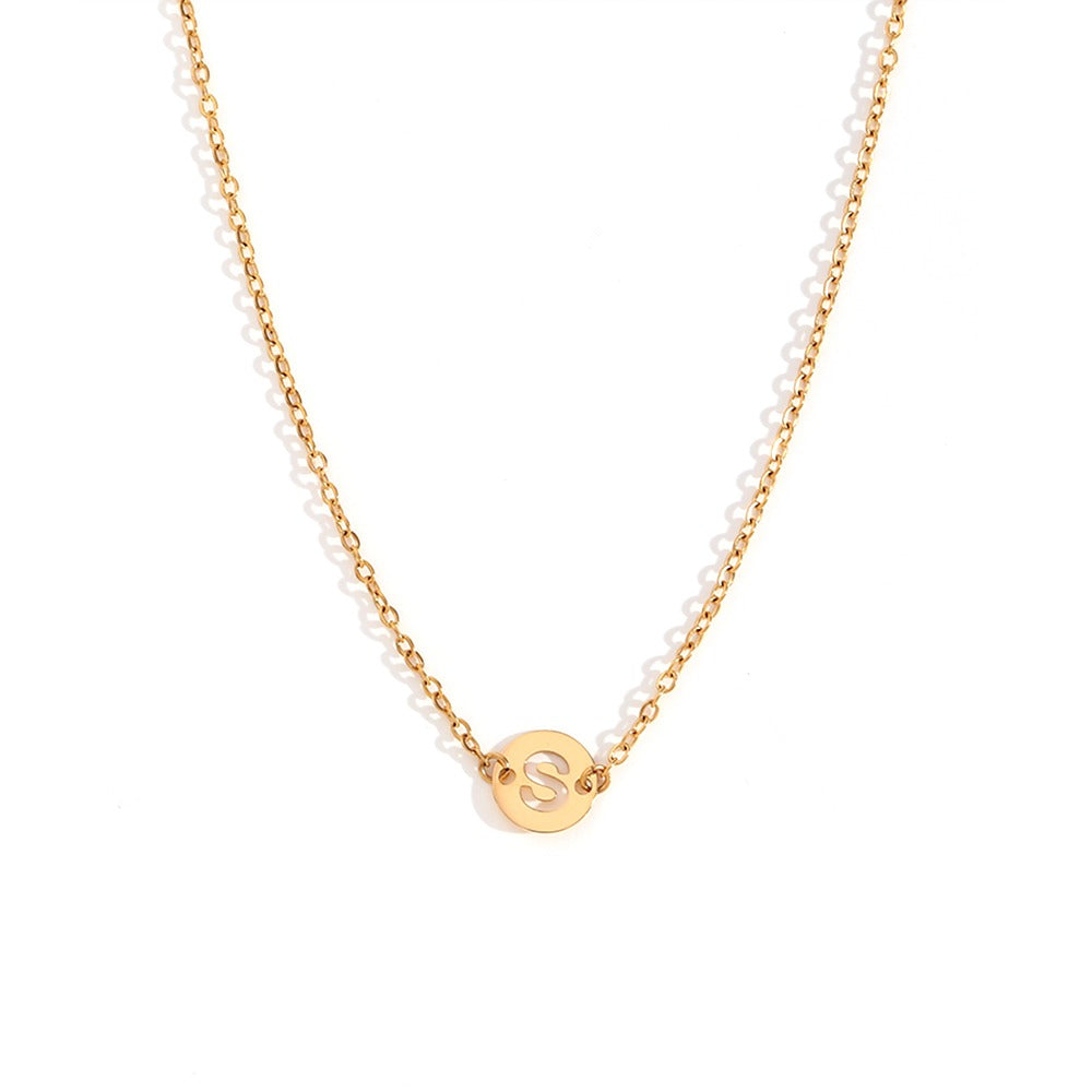 Collar de acero inoxidable dorado  con una medalla pequeña redonda calada en forma de inicial S y cadena forzada