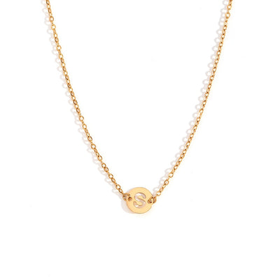 Collar de acero inoxidable dorado  con una medalla pequeña redonda calada en forma de inicial S y cadena forzada