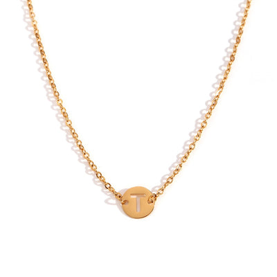 Collar de acero inoxidable dorado  con una medalla pequeña redonda calada en forma de inicial T y cadena forzada