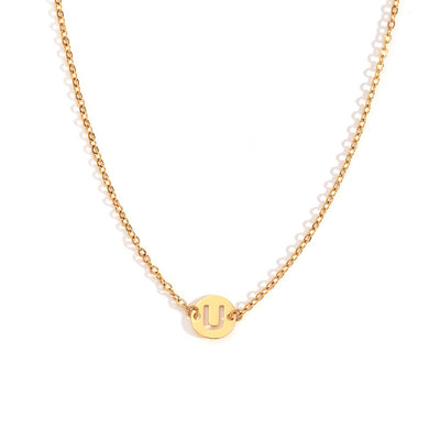Collar de acero inoxidable dorado  con una medalla pequeña redonda calada en forma de inicial U y cadena forzada