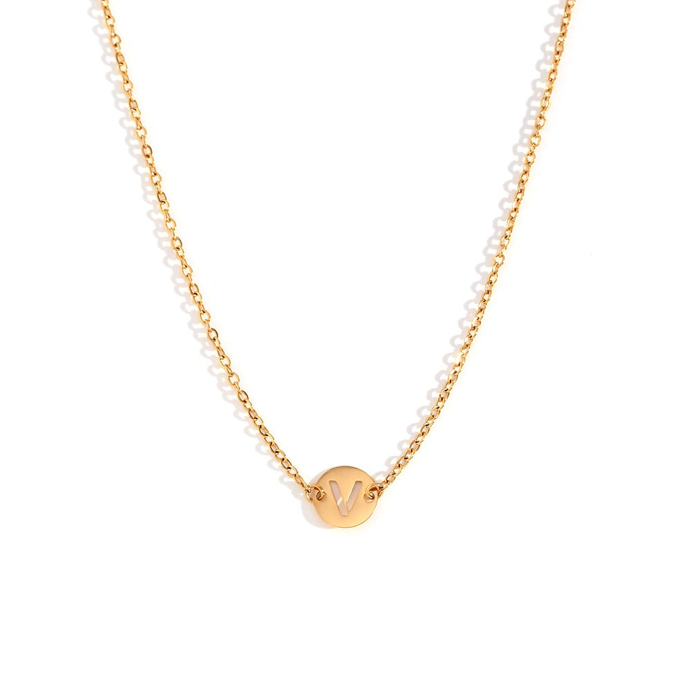 Collar de acero inoxidable dorado  con una medalla pequeña redonda calada en forma de inicial V y cadena forzada