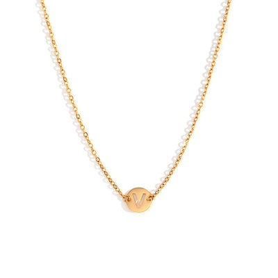 Collar de acero inoxidable dorado  con una medalla pequeña redonda calada en forma de inicial V y cadena forzada