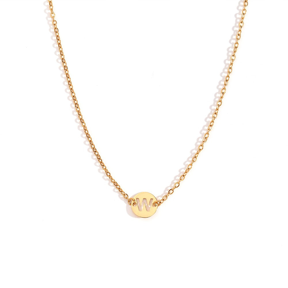 Collar de acero inoxidable dorado  con una medalla pequeña redonda calada en forma de inicial W y cadena forzada
