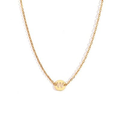 Collar de acero inoxidable dorado  con una medalla pequeña redonda calada en forma de inicial W y cadena forzada