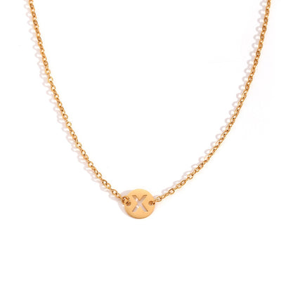 Collar de acero inoxidable dorado  con una medalla pequeña redonda calada en forma de inicial X y cadena forzada